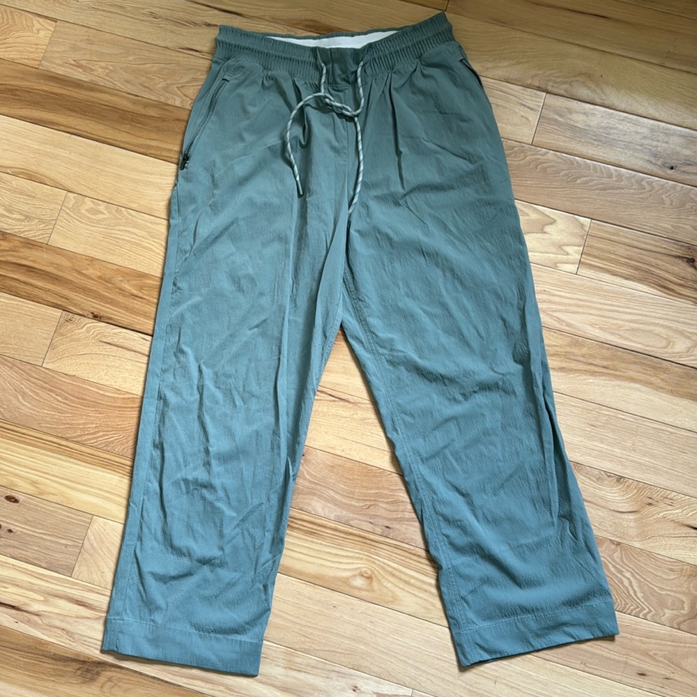 Athleta Trekkie 3/4 crop straight leg pant